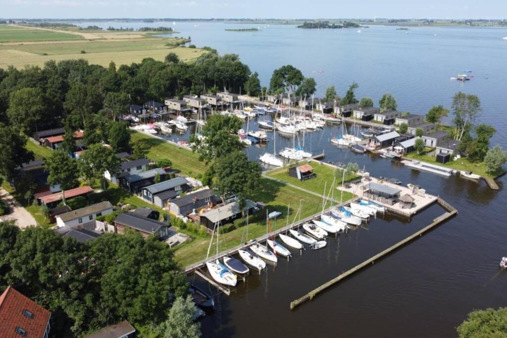 Willa Modern Tiny House Op Rustig Watersportpark Elahuizen Zewnętrze zdjęcie